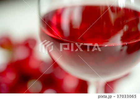 Close-up of red wine and the glass against grape 37033065