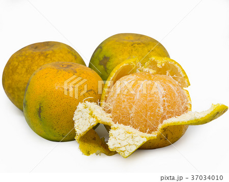 Group of fresh oranges. 37034010
