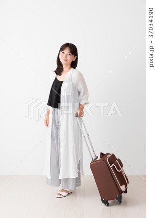 キャリーバッグを持つ女性 37034190