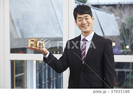 ビジネスマン 営業担当者 住宅 37035180