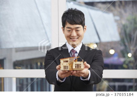 ビジネスマン 営業担当者 住宅 37035184