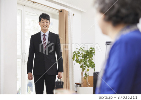 高齢者 老人 訪問 37035211