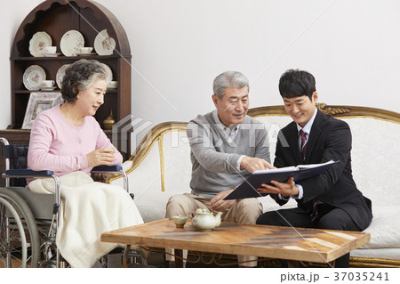 高齢者 老人 夫婦 37035241