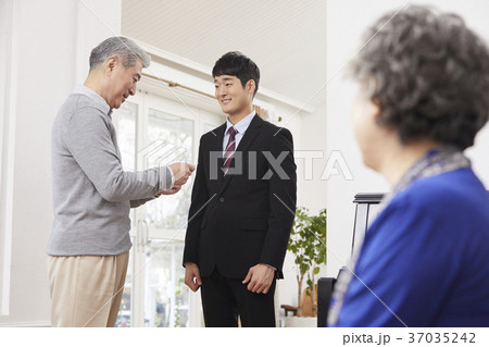 高齢者 老人 訪問 37035242