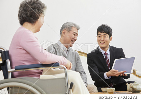 高齢者 老人 夫婦 37035273