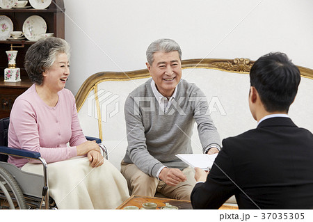 高齢者 老人 夫婦 37035305