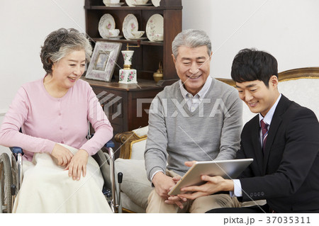 高齢者 老人 夫婦 37035311