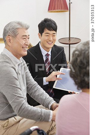 高齢者 老人 夫婦 37035313