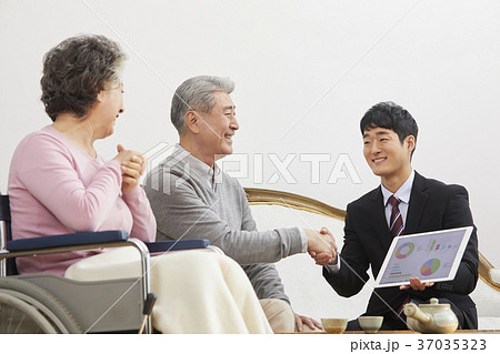 高齢者 老人 夫婦 37035323