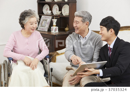 高齢者 老人 夫婦 37035324