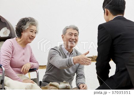 高齢者 老人 夫婦 37035351