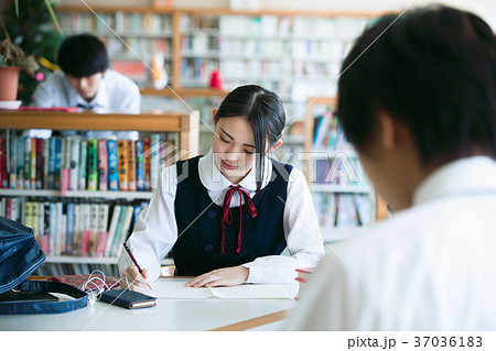 高校生　図書室　受験勉強 37036183