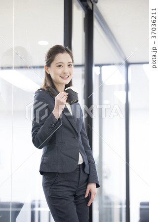 休憩する若い女性社員のポートレート 休憩する若い女性社員のポートレート 37036211