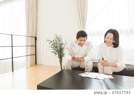 交際費について話し合うシニア夫婦 37037745