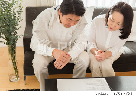 契約書を前に話し合うシニア夫婦 37037753