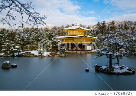 Kinkakuji golden pavilion temple with snow 37039727