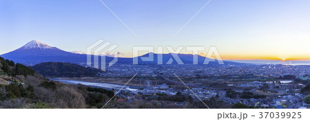 富士山と日の出、静岡県富士市にて 37039925
