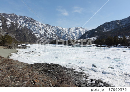 Ice on the Katun River in the spring, Altai Ice on the Katun River in the spring, Altai 37040576