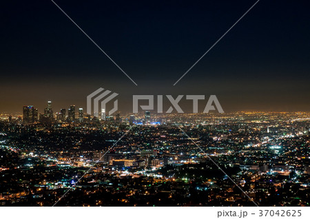 グリフィス天文台から望むアメリカ ロサンゼルスの夜景の写真素材