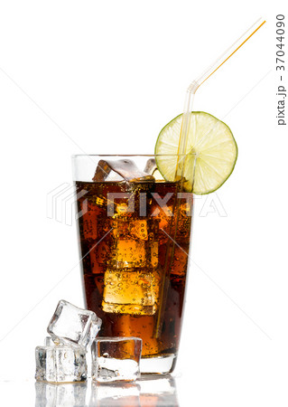 Glass of cola with ice cubes, lime  and straw  37044090