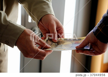 現金を渡すシーン 37044956