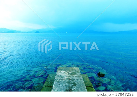穏やかな海と堤防 37047258