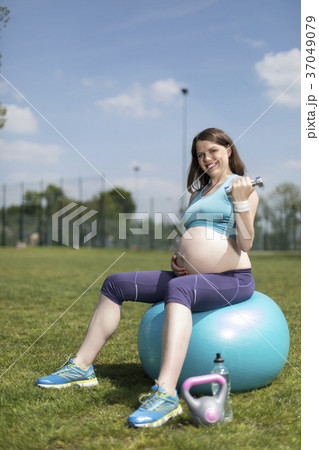 Beautiful pregnant woman gym fitness Beautiful pregnant woman gym fitness 37049079