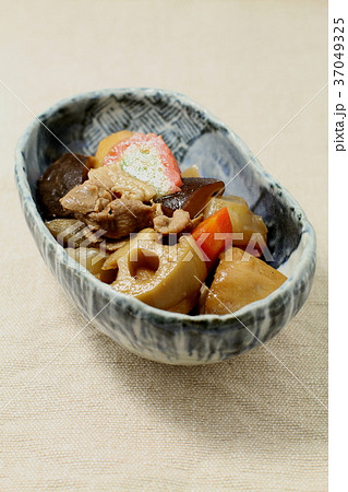 煮物、北海道の御節料理旨煮、根菜と肉の煮物 37049325