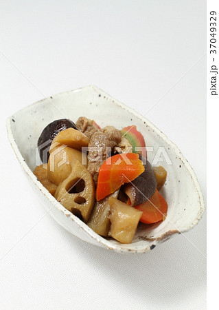 煮物、北海道の御節料理、旨煮、根菜と肉の煮物 煮物、北海道の御節料理、旨煮、根菜と肉の煮物 37049329