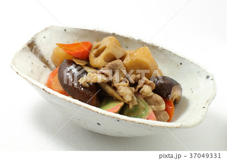煮物、北海道の御節料理、旨煮、根菜と肉の煮物 37049331
