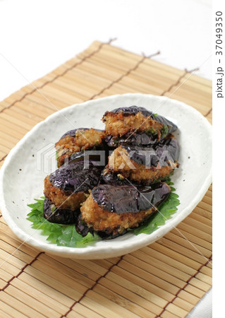 茄子の揚げ物料理、茄子と挽き肉のはさみ揚げ 37049350