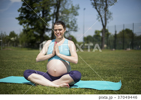 Pregnant woman yoga 37049446