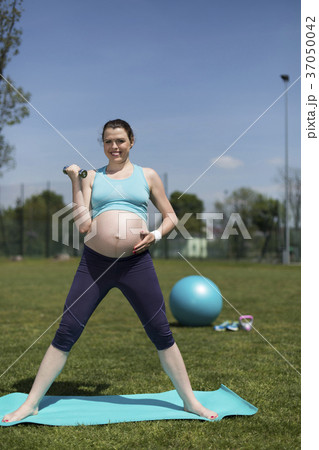 Pregnant woman with fitness 37050042