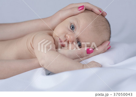 Mom And Newborn 37050043