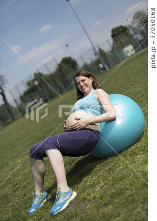 Beautiful pregnant woman gym fitness Beautiful pregnant woman gym fitness 37050168