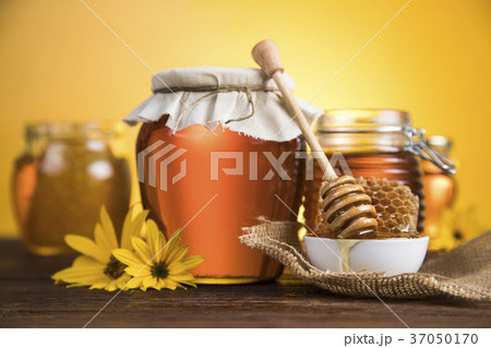Jar of liquid honey 37050170