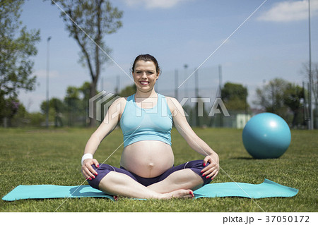 Pregnant woman yoga Pregnant woman yoga 37050172