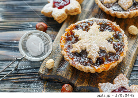 Tartlets with dried fruits, orange jam and nuts. 37050448