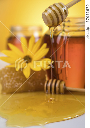 Fresh honey 37051679