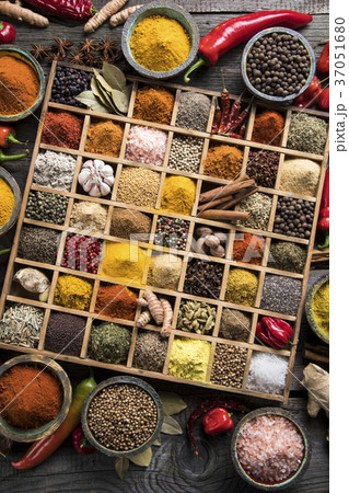 Assorted Spices in a wooden box 37051680