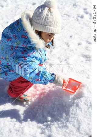 雪遊びをする幼児(3歳児) 雪遊びをする幼児(3歳児) 37051794