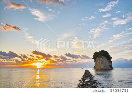能登半島見附島(軍艦島)日の出 能登半島見附島(軍艦島)日の出 37052731