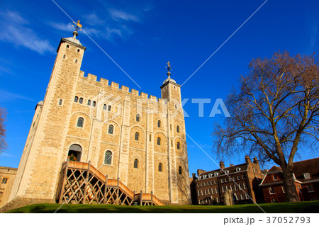 イギリス 青空のロンドン塔 の写真素材