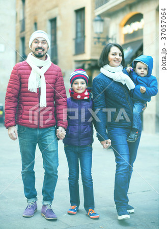 Kids with their parents walking 37057064