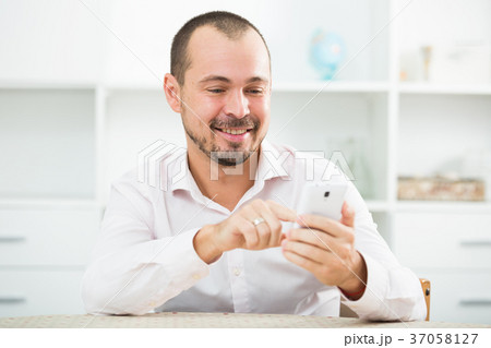 Positive young man with smartphone 37058127