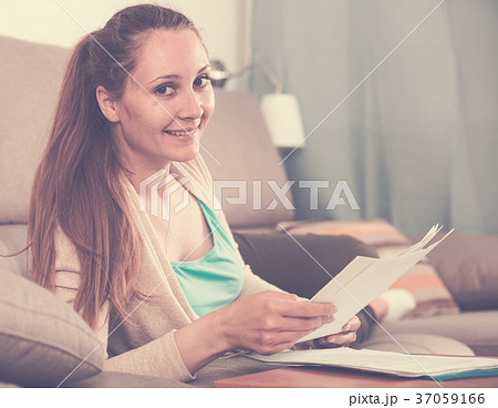 Woman studying productively Woman studying productively 37059166