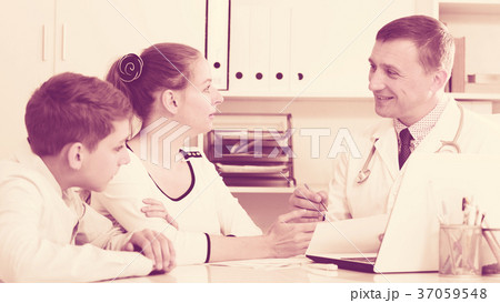 Consultation with doctor 37059548