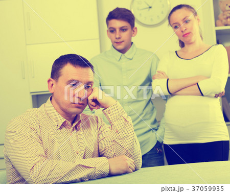 Family members arguing 37059935