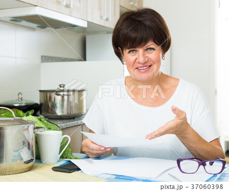 smiling woman bills smiling woman bills 37060398