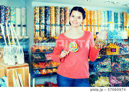 Girl choosing sweets in shop Girl choosing sweets in shop 37060974